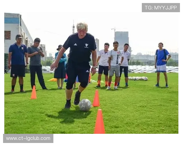 淮南队教练以足球为核心打造团队凝聚力与竞技水平全面提升路径 淮南队教练以足球为核心打造团队凝聚力与竞技水平全面提升路径