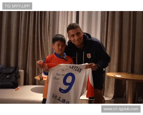 足球明星遇到小球迷时的温馨互动与应对方式探讨